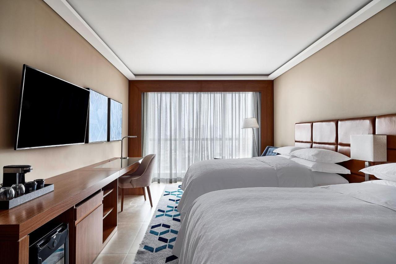 Sheraton Santos Hotel Luaran gambar A guest room at the Hilton Garden Inn