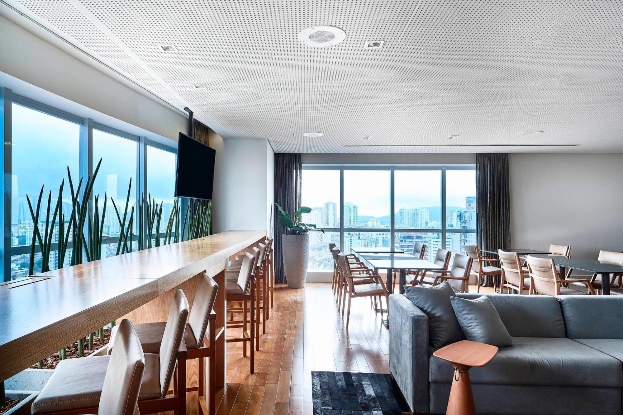 Sheraton Santos Hotel Luaran gambar The lounge at the airport